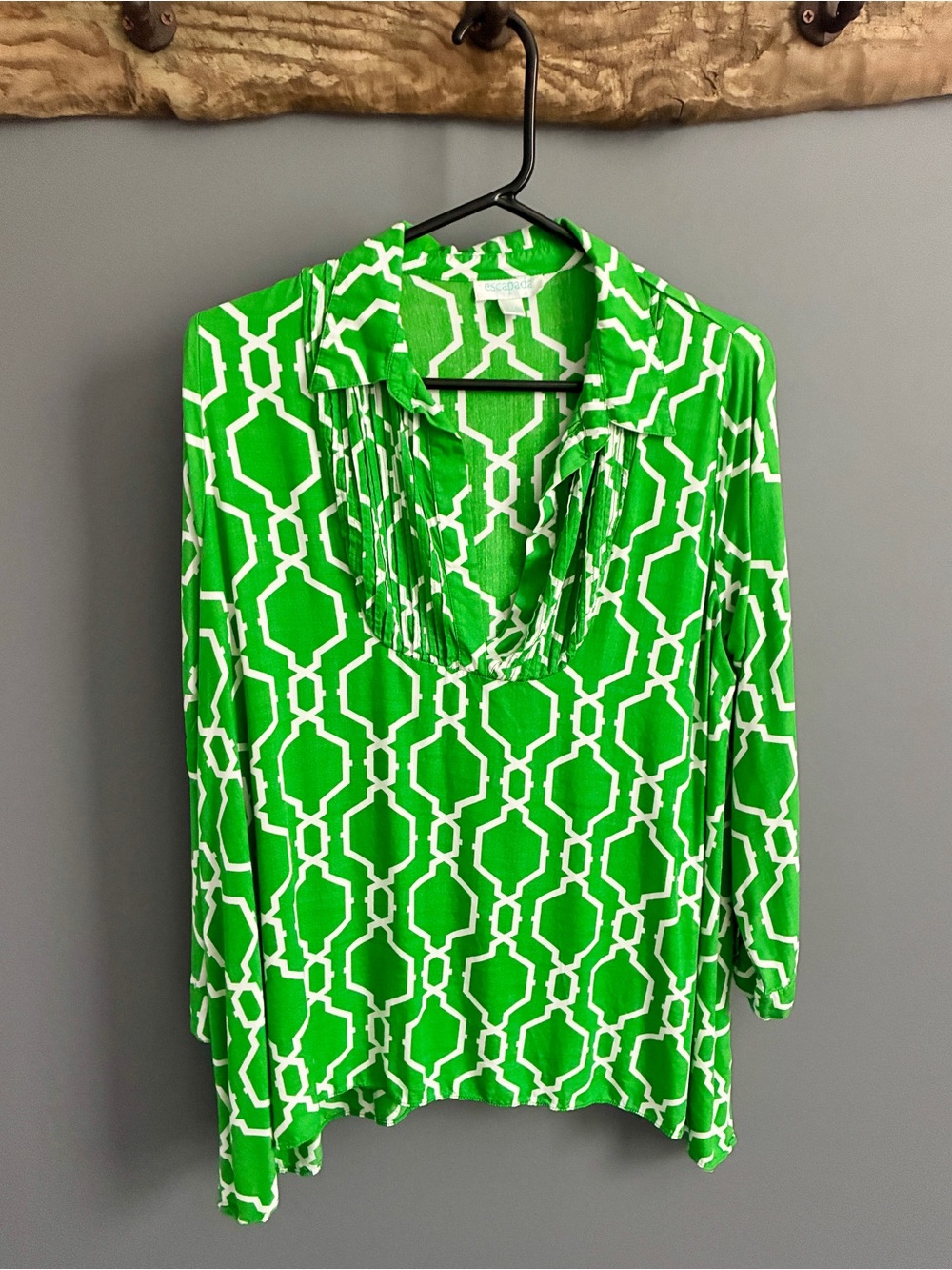escapada Green and White Geometric Print Top